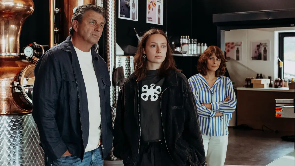 Dr. Martin Gruber (Hans Sigl, l.) und Isabelle Meyer (Lale Yava?, r.) machen sich Sorgen um Lexi Helmig (Mascha Schrader, M.), die seit dem Tod ihrer Mutter ein Alkoholproblem zu haben scheint.