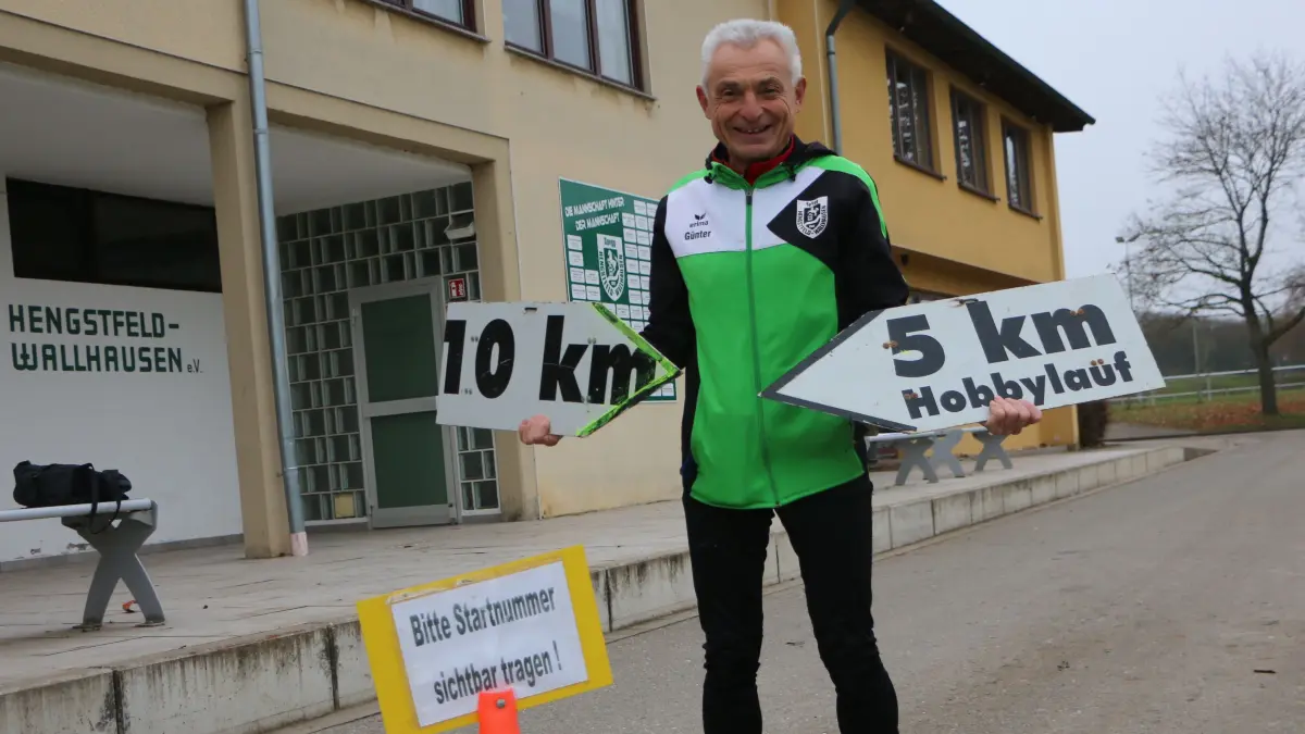 Günter Hahn baut schon die Beschilderungen für den Silvesterlauf auf.