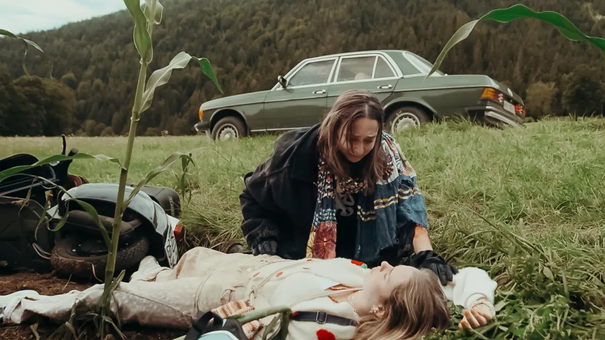 Dr. Martin Gruber sieht den Unfall von Flora (Saskia Golinelli, l.) und Lexi Helmig (Mascha Schrader, r.).