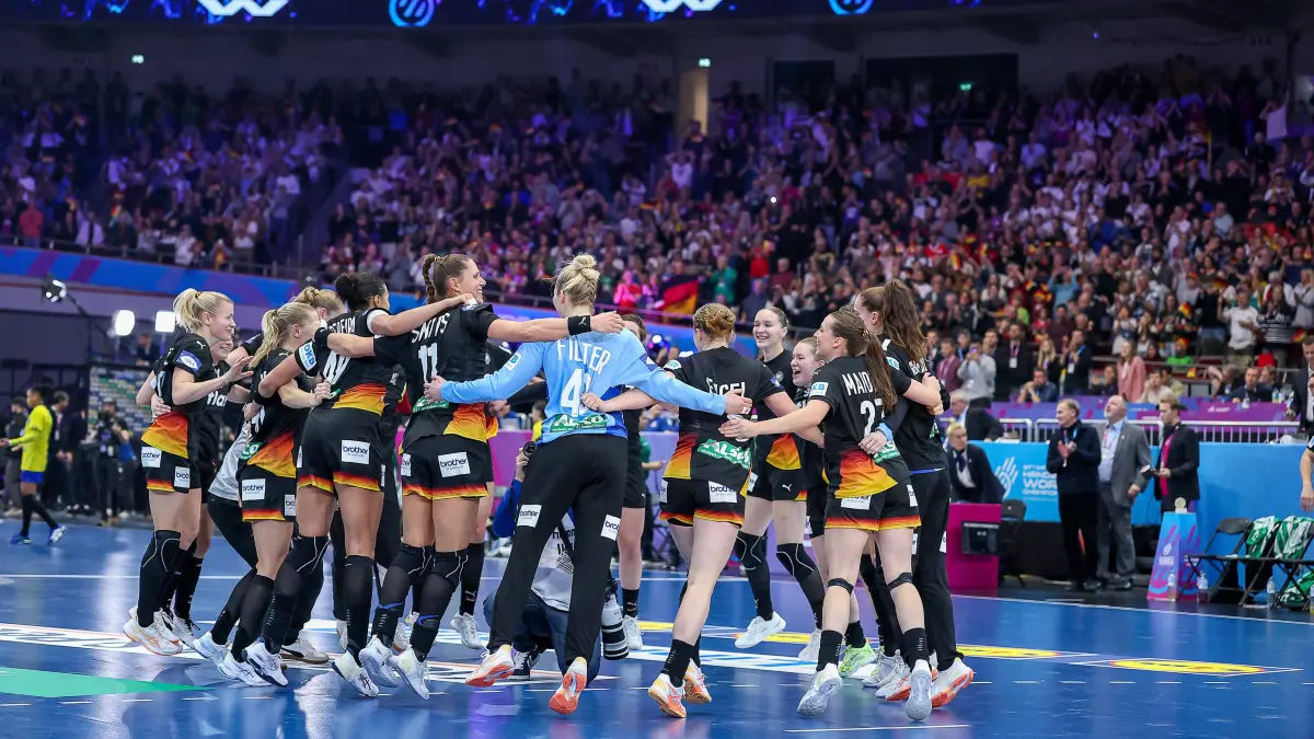 09.12.2025, Handball WM Frauen, Viertelfinale, Deutschland - Brasilien: 09.12.2025, Handball WM Frauen, Viertelfinale, Deutschland - Brasilien, 27th IHF Women s Handball World Championship, WM, Weltmeisterschaft Westfalenhalle Dortmund: Freude nach dem Sieg und dem EInzug ins Halbfinale. Die Mannschaft feiert den Sieg unter Freudentränen zusammen auf dem Spielfeld und liegt sich glücklich in den Armen. Mannschaftskreis tanzend Nordrhein-Westfalen Deutschland *** 09 12 2025, Handball World Championship Women, quarter-finals, Germany Brazil, 27th IHF Women s Handball World Championship, Westfalenhalle Dortmund Joy after the victory and advancing to the semi-finals The team celebrates the victory together on the pitch with tears of joy and lies happily in each other s arms Team circle dancing North Rhine-Westphalia Germany