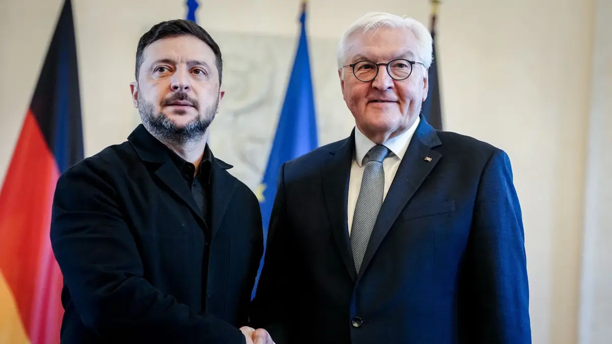 Ukraine-Beratungen in Berlin: 15.12.2025, Berlin: Bundespräsident Frank-Walter Steinmeier (r) empfängt Wolodymyr Selenskyj, Präsident der Ukraine, im Schloss Bellevue. In Berlin finden Beratungen zu einem möglichen Frieden in der Ukraine statt. Foto: Kay Nietfeld/dpa +++ dpa-Bildfunk +++
