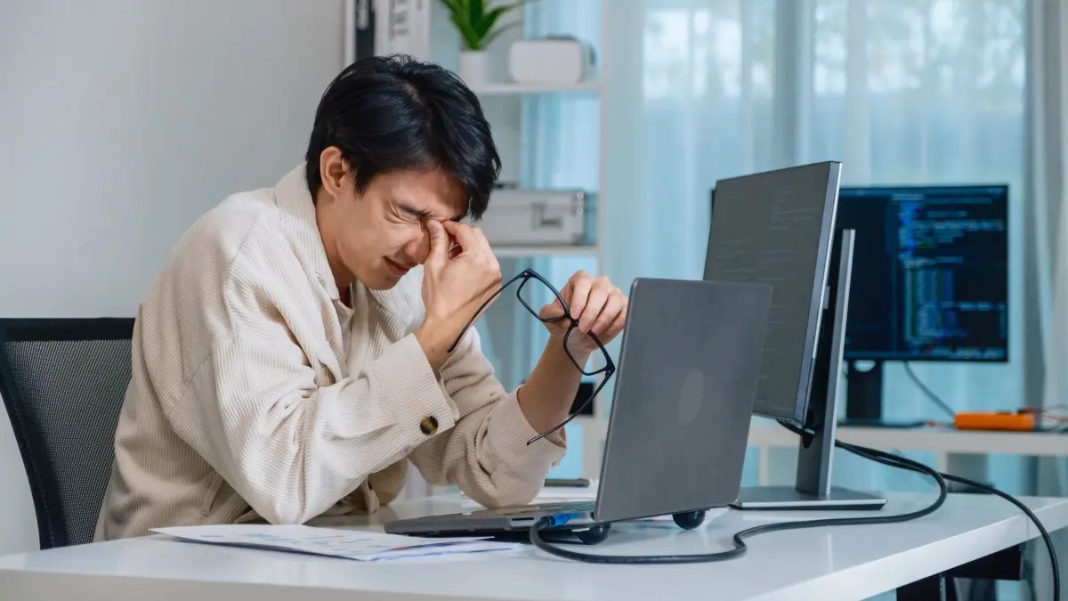 NPG-erweiterte Lizenz / Mantel, Ein erschöpfter Programmierer leidet unter Stress und Burnout bei der Arbeit im Büro an einer Softwareentwicklungsaufgabe. Download am 15.12.25 für SWP, Wirtschaft. Foto: © weedezign/adobe.stock.com