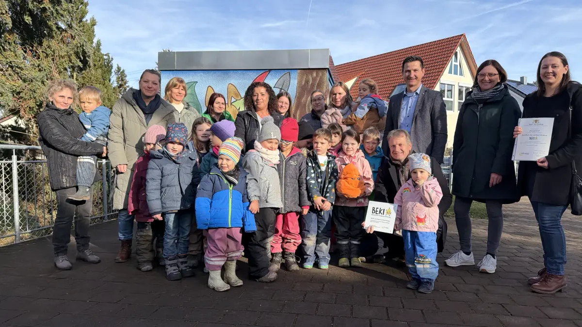 Die Kinder freuen sich mit ihren Erzieherinnen, Landrat Günther-Martin Pauli (knieend), Bisingens Bürgermeister Roman Waizenegger (Dritter von rechts), Thanheims Ortsvorsteherin Carmen Schoy (Zweite von rechts) und weiteren Vertretern des Landratsamts über die Zertifizierung.