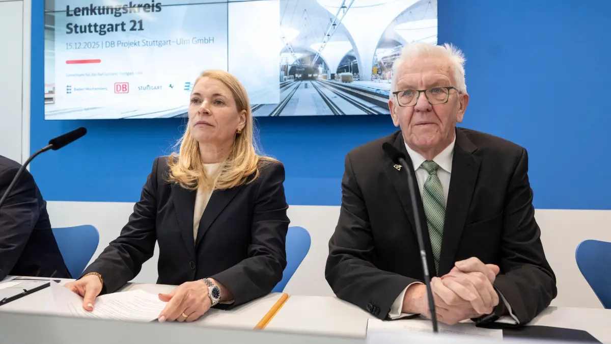 Lenkungskreis zum Bahnprojekt Stuttgart 21: 15.12.2025, Baden-Württemberg, Stuttgart: Evelyn Palla (l), Vorstandsvorsitzende der Deutschen Bahn AG, und Winfried Kretschmann (Bündnis 90/Die Grünen), Ministerpräsident von Baden-Württemberg, nehmen an einer Pressekonferenz nach einer Sitzung des Lenkungskreis zum Bahnprojekt Stuttgart 21 teil. Foto: Marijan Murat/dpa +++ dpa-Bildfunk +++