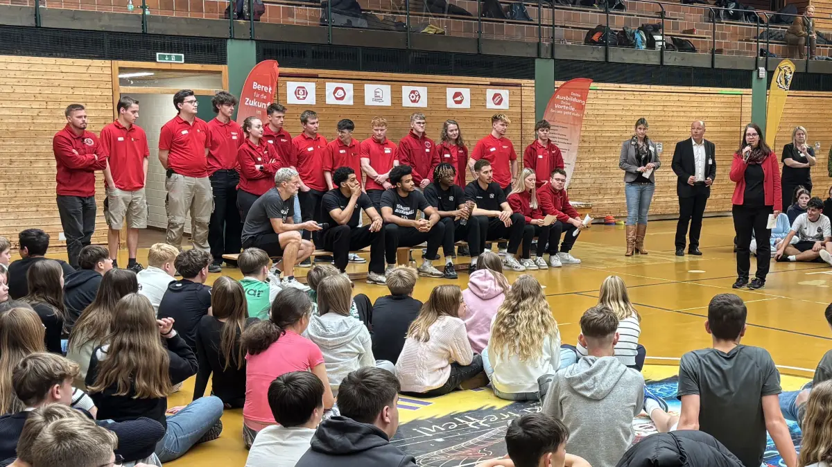 Tigers Tübingen und Schwörer Haus veranstalten zusammen mit der Freibühlschule Engstingen ein Probetraining. „Zukunft trifft Körbe“ lautet das Motto, unter dem Azubis und Profisportler ihren Berufsalltag vorstellen.