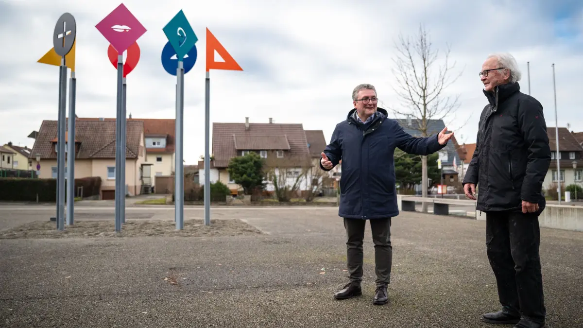 Die neue Skulptur von Andreas Felger vor der Friedrich-List-Gemeinschaftsschule wird vorgestellt: Mössingens Oberbürgermeister Michael Bulander und Andreas Felger (rechts)
