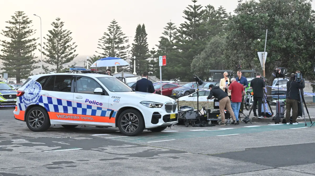 Medien und NSW-Polizei sind nach der Schießerei am Bondi Beach in Sydney zu sehen. Australien trauert, nachdem bewaffnete Männer am Bondi Beach das Feuer eröffneten und 16 Menschen töteten, bei einem Angriff, der auf die jüdische Gemeinde abzielte. +++ dpa-Bildfunk +++