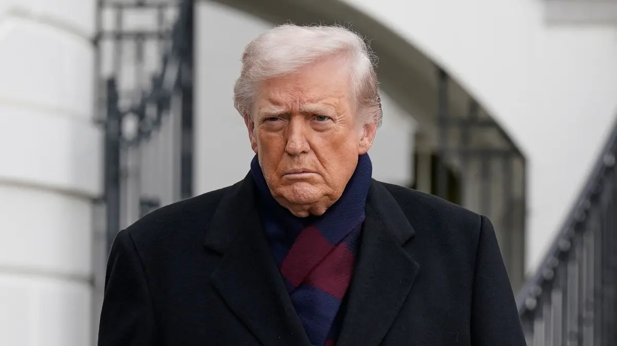 US-Präsident Donald Trump spricht mit Reportern, als er den South Lawn des Weißen Hauses verlässt und nach Baltimore fährt, um das Footballspiel zwischen der Army und der Navy zu besuchen. +++ dpa-Bildfunk +++