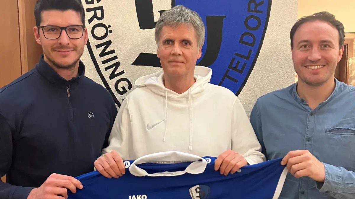 Teammanager Sebastian König (links) und Vorstand Sport Andreas Etzel (rechts) begrüßen Ralf Wacker, den neuen Trainer der Landesligamannschaft der Spvgg Satteldorf.