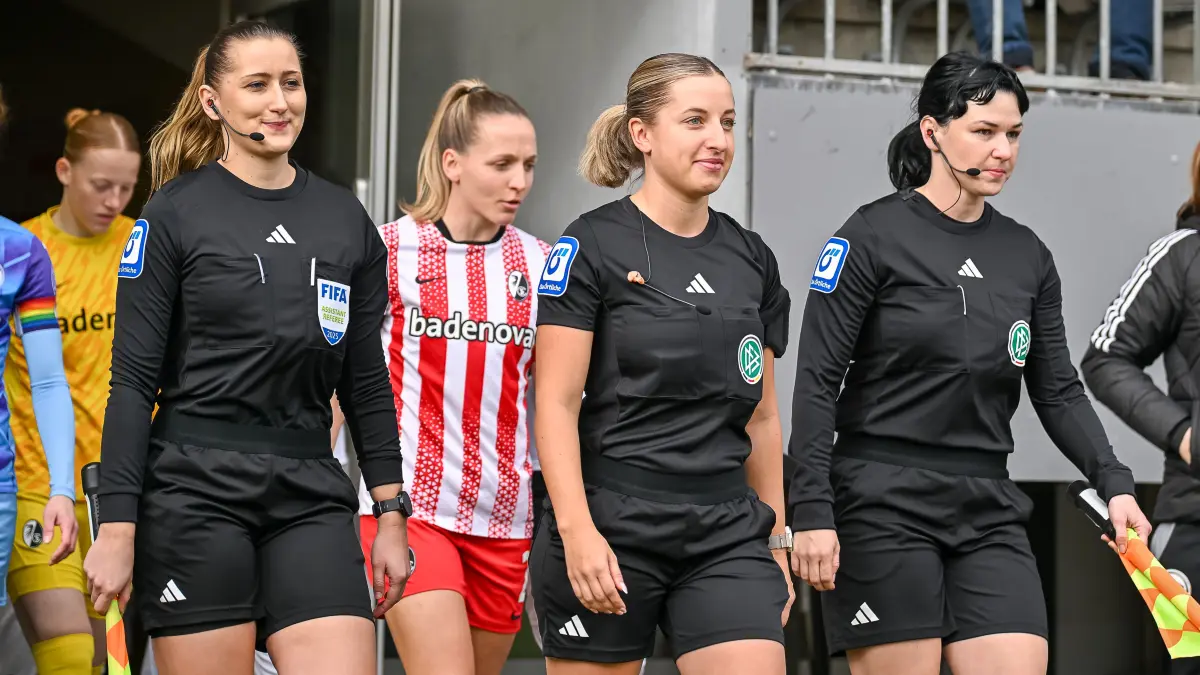 Einlauf der Teams mit Jessica Bergmann (Schiedrichter-Assistentin), Daniela Kottmann (Schiedsrichterin), Silke Fritz (Schiedsrichter-Assistentin)
GER, SC Freiburg - SGS Essen, Frauen-Fussball, Google Pixel Frauen-Bundesliga, 13. Spieltag, Saison 2025/2026, 13.12.2025
DFB REGULATIONS PROHIBIT ANY USE OF PHOTOGRAPHS AS IMAGE SEQUENCES AND/OR QUASI-VIDEO
Foto: Eibner-Pressefoto/Thomas Hess