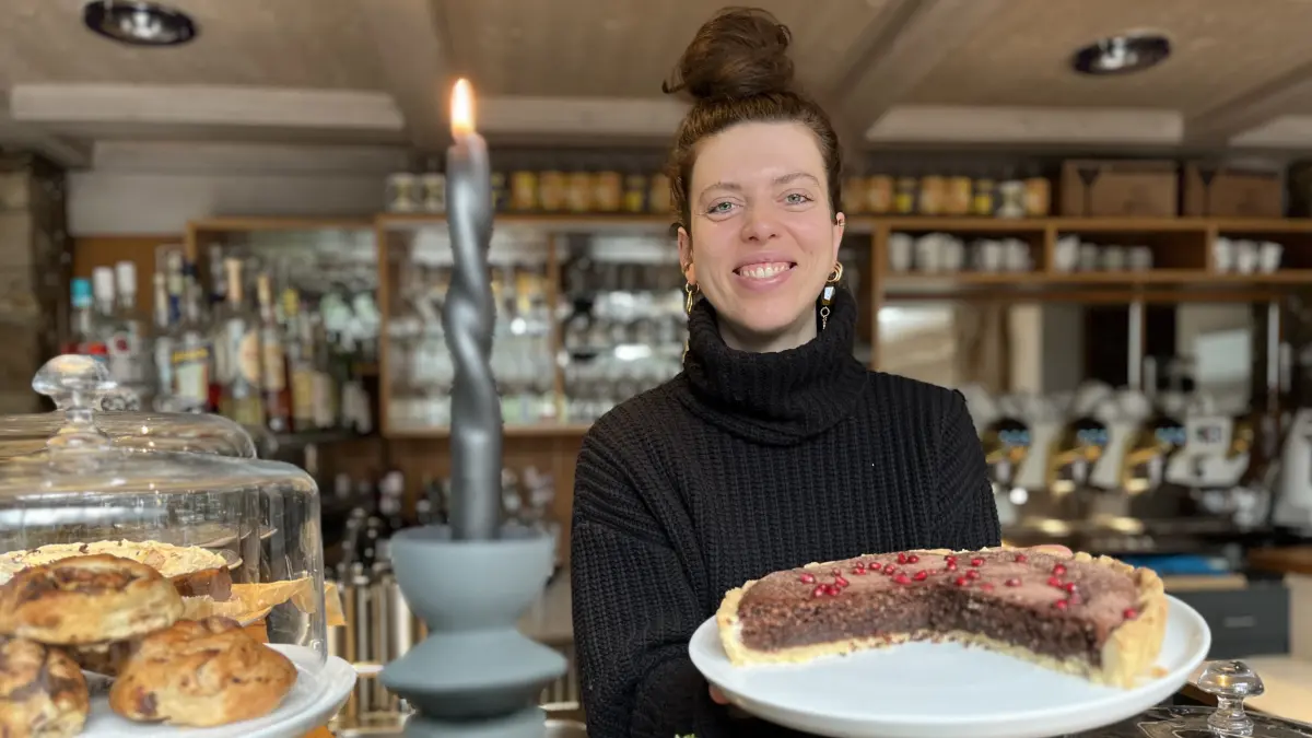 Elena Simon vom Cafe Leaves in Entringen mit weihnachtlicher Torte
