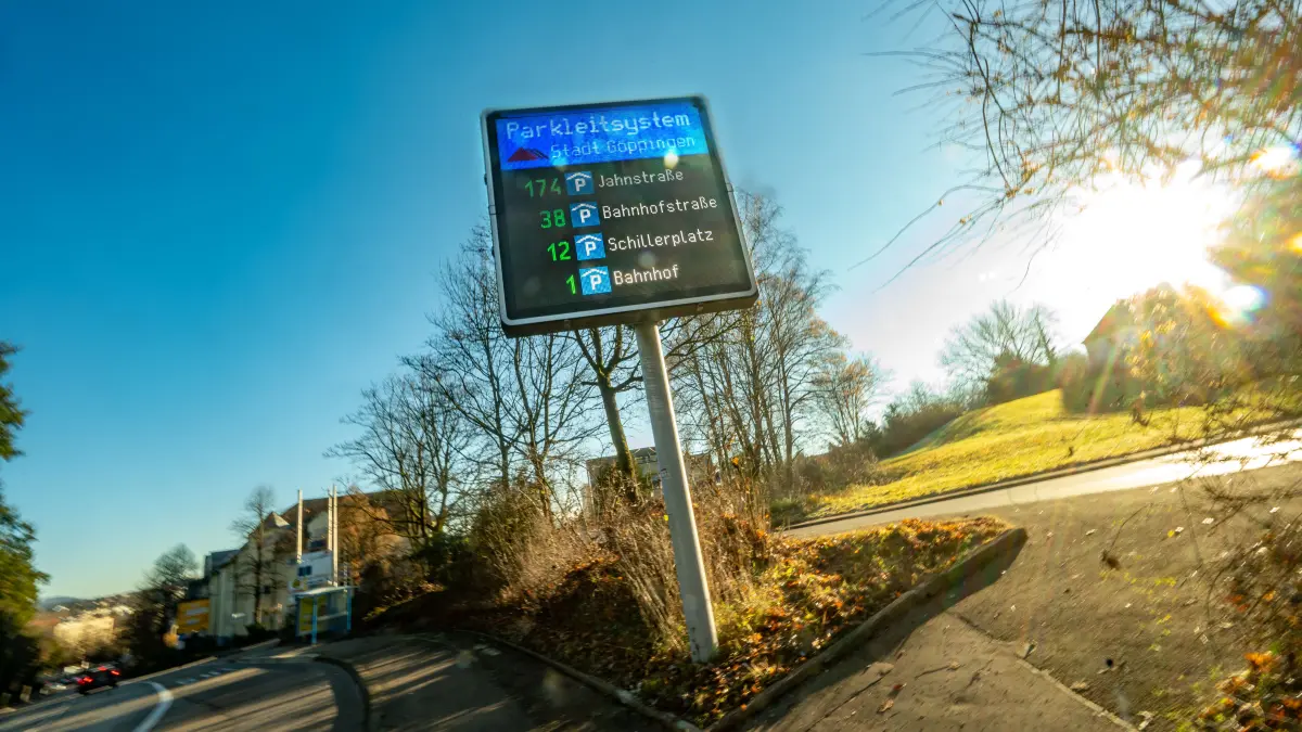 Thema Parken Parkhäuser in Göppingen neues Parkleitsystem Einfahrt Parkhaus Marktplatz