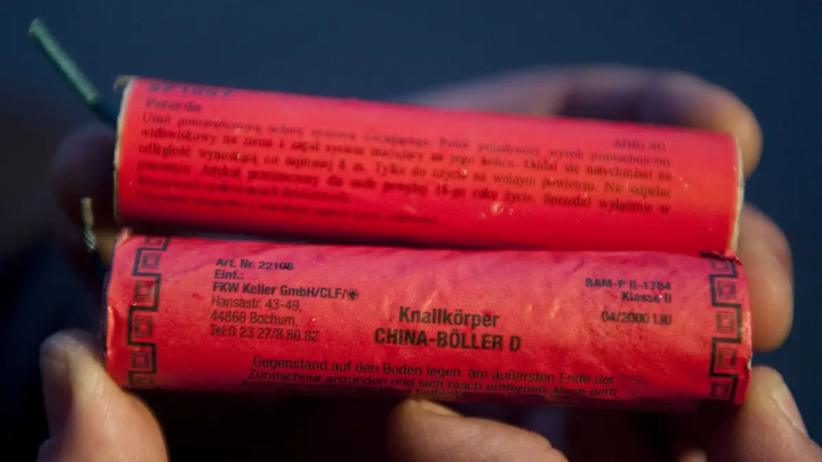 Ein Feuerwerhman zeigt am Dienstag (13.12.2011) in Berlin einen legalen China-Böller aus Deutschland (unten) und einen illegalen China-Böller aus Polen. Die Berliner Feuerwehr testete heute Feuerwerkskörper und warnte vor dem Kauf von Knallkörpern aus Polen. Foto: Sebastian Kahnert dpa/lbn ++ +++ dpa-Bildfunk +++