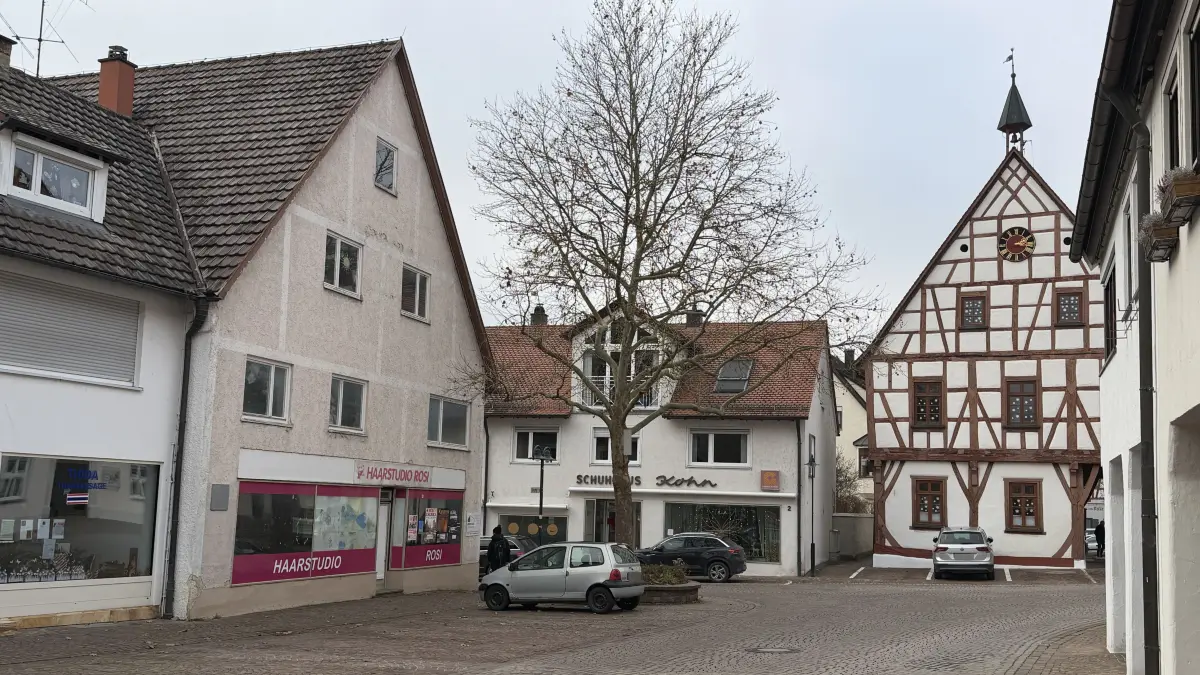 Abbruchreif: Das Haus König (links) an einer markanten Ecke der Schelklinger Altstadt.