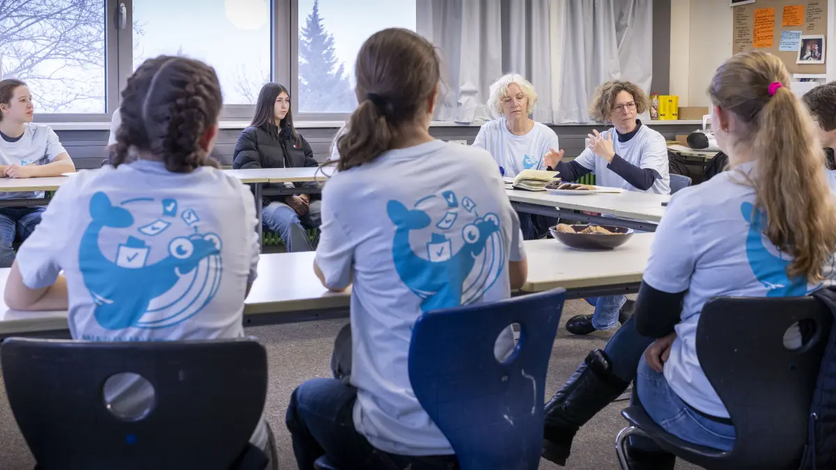 chülerinnen und Schüler beobachten die Landtagswahl fürs Projekt Wa(h)lwatching, Anna-Essinger-Gymnasium, Vorbesprechung mit OSZE-Wahlbeobachterin Jana Bürgers