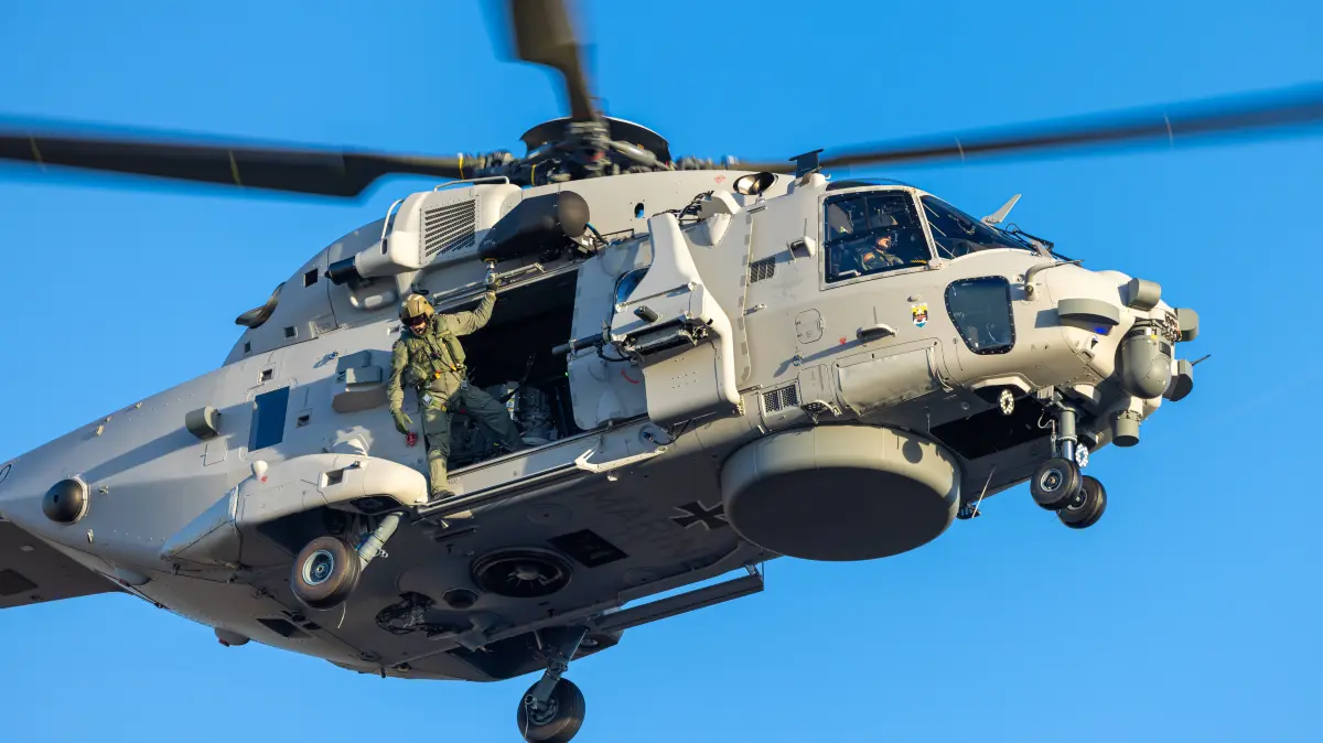 Marineflieger erhalten ersten Sea Tiger.: Marineflieger erhalten ersten Sea Tiger. Deutschland, Berlin am 16.12.2025: Der erste und neueBordhubschrauber NH-90 MRFH Sea Tiger Multi Role Frigate Helicopter in der Luft über des Verteidigungsministeriums in Berlin. *** Naval aviators receive first Sea Tiger Germany, Berlin on 16 12 2025 The first and new NH 90 MRFH Sea Tiger Multi Role Frigate Helicopter in the air over the Ministry of Defense in Berlin