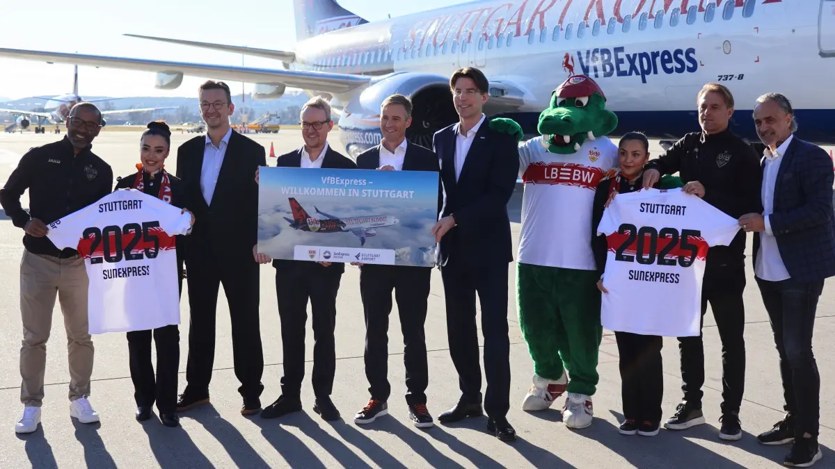 VfB-Express: Der frühere Stürmer Cacau, Crewmitglied Selda Halife, Helmut Wöfel (CCO SunExpress), VfB-Vorstandsvorsitzender Alexander Wehrle, Max Kownatzki (CEO SunExpress), Ulrich Heppe (Flughafenchef), VfB-Maskottchen Fritzle, Crewmitglied Kübra Akagündüz Tok sowie die VfB-Legenden Timo Hildebrand, Maurizo Gaudino (v.l.) posieren vor dem neuen VfB-Flieger.
