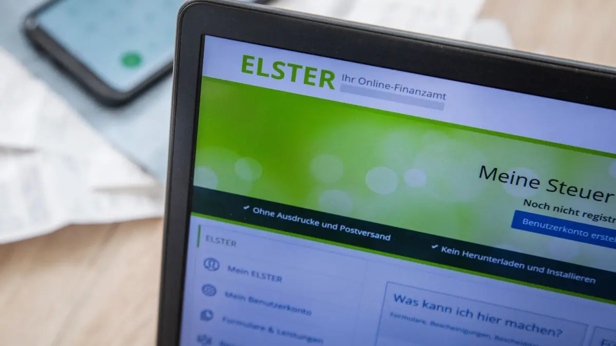 Ein Laptop mit der Elster-Webseite: ILLUSTRATION - Papierkram nur noch auf Wunsch: Ab 2027 sollen Steuerbescheide voraussichtlich standardmäßig digital kommen. (zu dpa: «Pflicht für digitalen Steuerbescheid soll später starten») Foto: Christin Klose/dpa-mag - Honorarfrei nur für Bezieher des Dienstes dpa-Magazin +++ dpa-Magazin +++