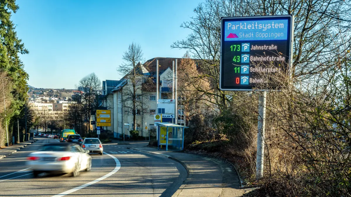 Thema Parken Parkhäuser in Göppingen neues Parkleitsystem Einfahrt Parkhaus Marktplatz