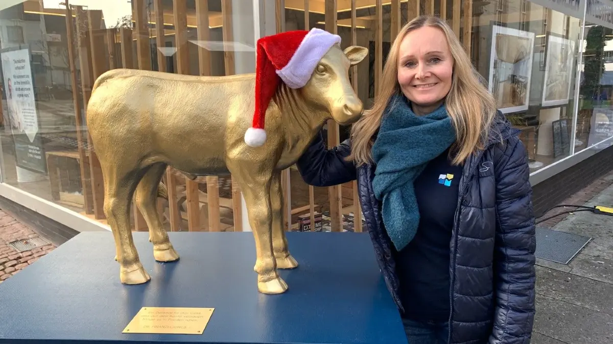 Weihnachtsstimmung am Schweinemarktplatz: Valerie Lee und die „Cashcow“ mit festlicher Mütze.