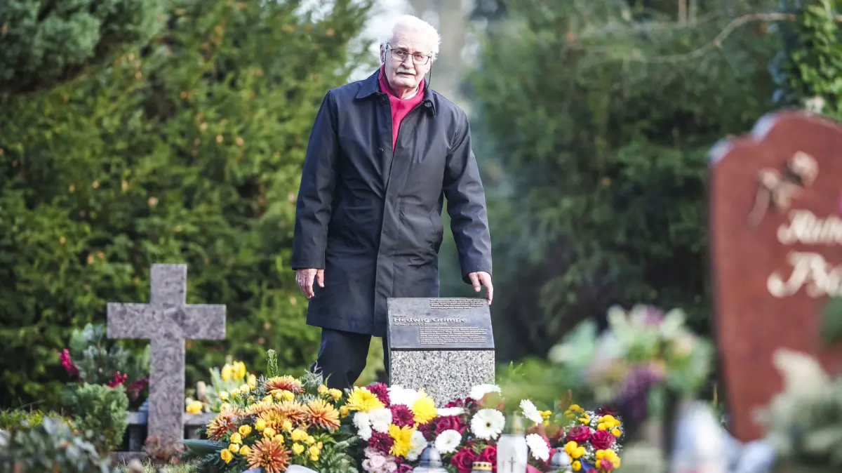 Klaus Leutner., Historiker am Grab von Hedwig Grimme, die in Nazi-Gefaengnissen als Waerterin gearbeitet und dort vor allem polnischen Gefangenen geholfen hat.
Berlin, 12.12.2025.