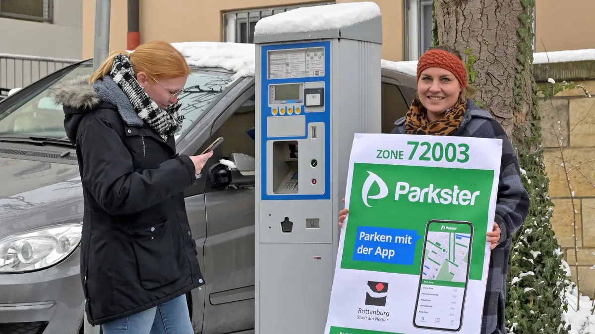 (ohne Überschrift): Vorsicht: Dieses Foto ist möglicherweise nur für den einstigen Verlag Schwäbisches Tagblatt verwendbar. Smartphone-Parken, Rottenburg, Im Bild sind Annalena Norz (links) vom Ordnungsamt und die Leiterin des Ordnungsamts, Nehle Betz; Foto: Steffen Schlüter, Stadtverwaltung.