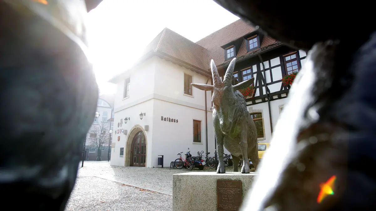 Dettingen, Rathaus, Bürgermeisterwahlen, Rathausvorplatz, Geissbock: Blick auf den Dettinger Rathausplatz, dahinter das Rathaus