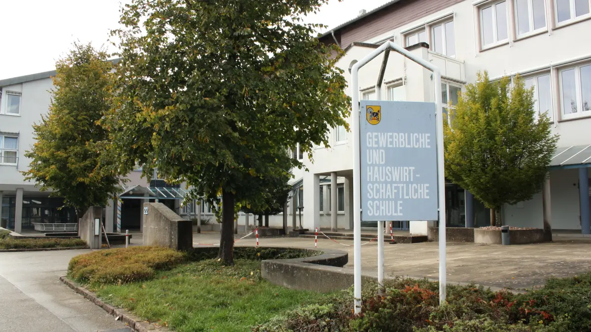 Gewerbliche und hauswirtschaftliche Schule Horb mit Schild : Die Gewerbliche und Hauswirtschaftliche Schule Horb (BS Horb) meldete am 6. Oktober 2020 als erste Horber Schule eine nachweislich mit dem neuartigen Corona-Virus Sars-CoV2 infizierte Schülerin. Bild: Manuel Fuchs