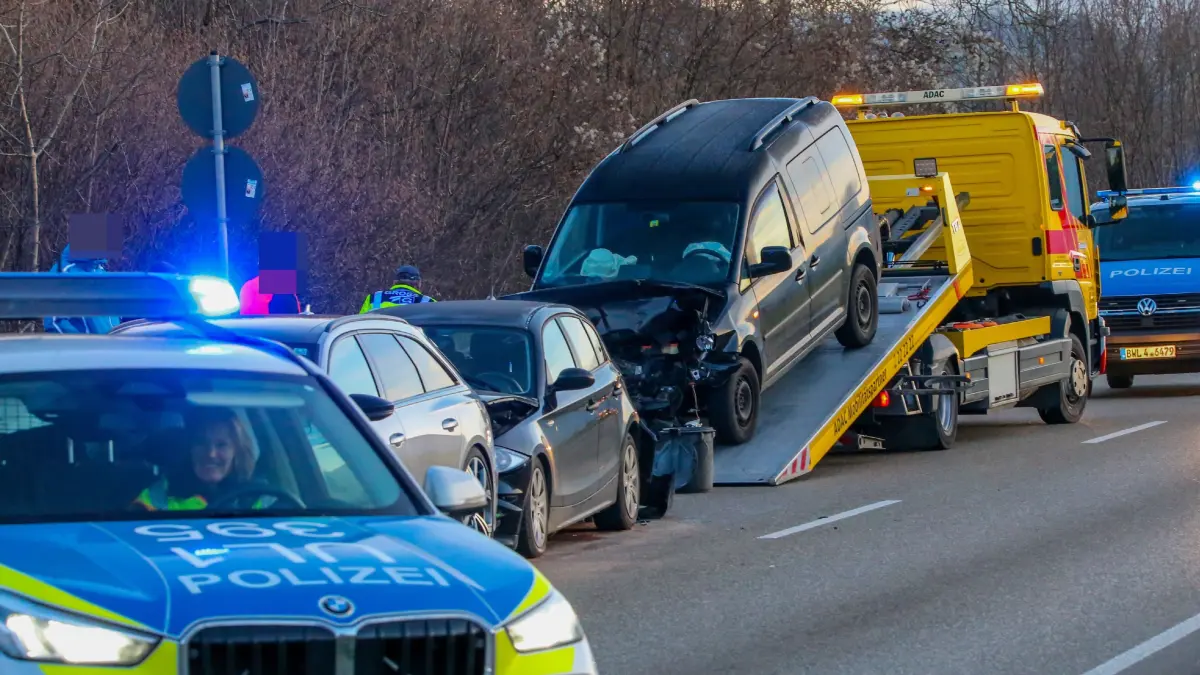 Am Dienstagmorgen gegen 7:20 Uhr fuhr ein PKW auf 3 weitere auf, weil der Verkehr stockte. Dabei wurde eine Person leicht verletzt. Die B466 war teilweise voll gesperrt. Da Oel aus den Fahrzeugen auslief, wurde die Feuerwehr verstaendigt. Gegen 9:30 Uhr wurde die Fahrbahn freigegeben.