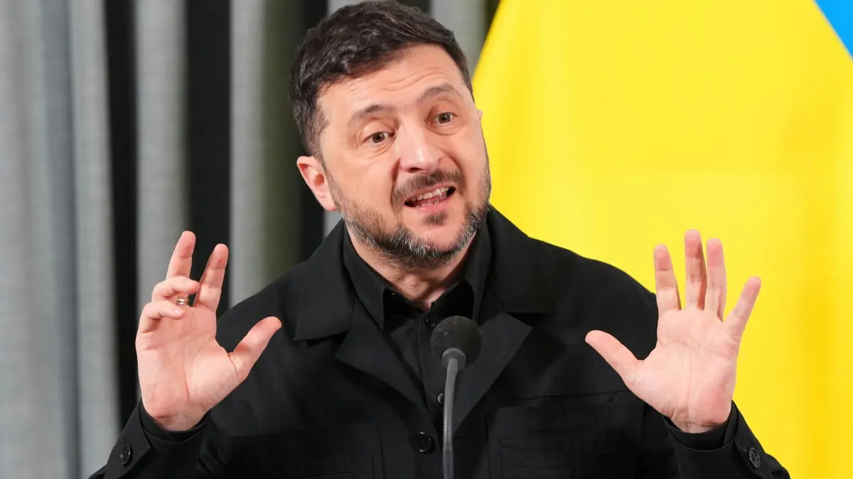 Ukraine-Krieg - Niederlande: 16.12.2025, Niederlande, Den Haag: Der ukrainische Präsident Wolodymyr Selenskyj gestikuliert während einer Pressekonferenz nach einem Treffen mit dem niederländischen Premierminister Schoof. Foto: Peter Dejong/AP/dpa +++ dpa-Bildfunk +++