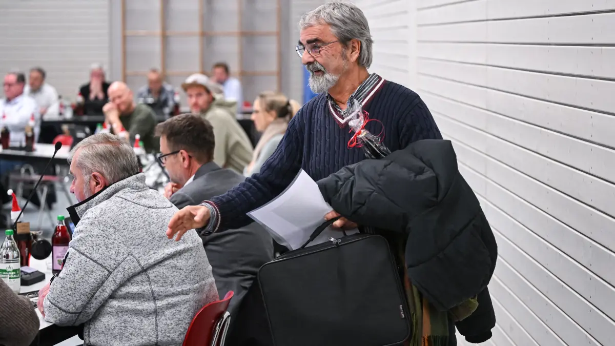 Gemeinderatssitzung der Stadt Horb: Horb (Kreis Freudenstadt) 16.12.2025
Gemeinderatssitzung der Stadt Horb in der Turnhalle der Gutermann-Schule,
Verabschiedung von Stadtrat Wolf Hoffmann (re, Gruene)
FOTO: Pressefoto ULMER / Markus Ulmer xxNOxMODELxRELEASExx