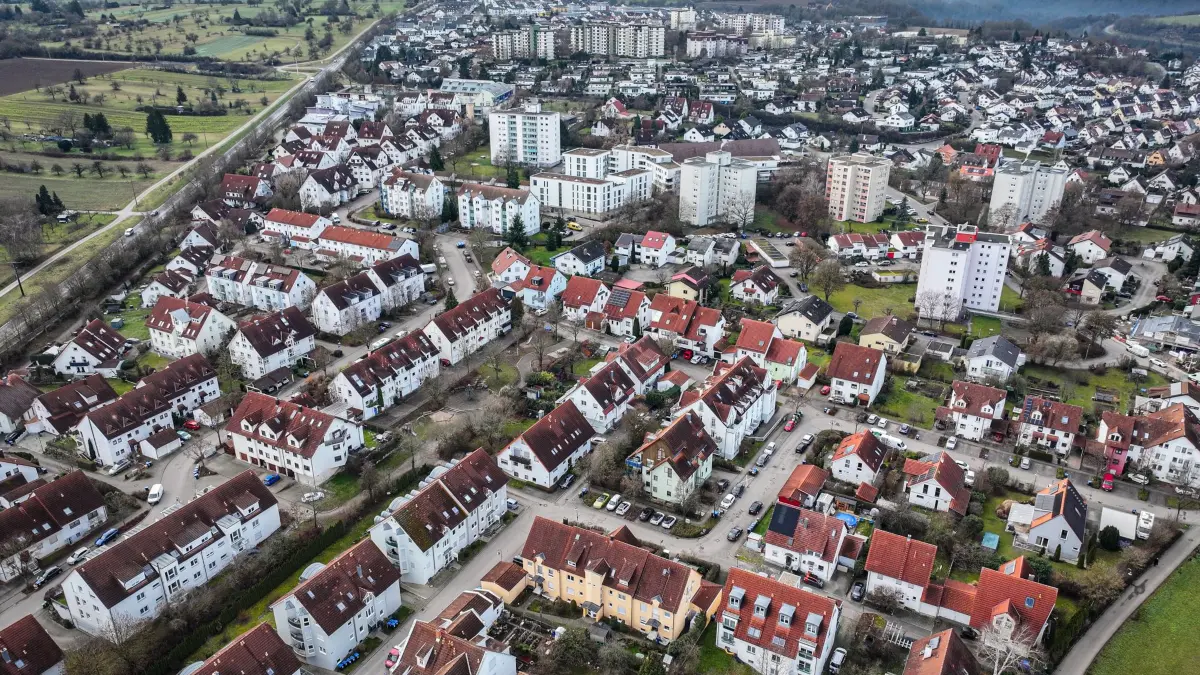 Rottenburg: Vorne altes Gebiet Dätzweg, Mitte Kreuzerfeld (Hochhäuser), hinten Neubaugebiet Kreuzerfeld-Süd