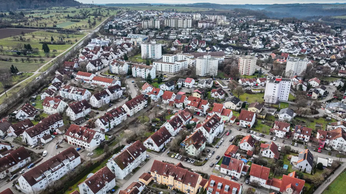 Rottenburg: Vorne altes Gebiet Dätzweg, Mitte Kreuzerfeld (Hochhäuser), hinten Neubaugebiet Kreuzerfeld-Süd