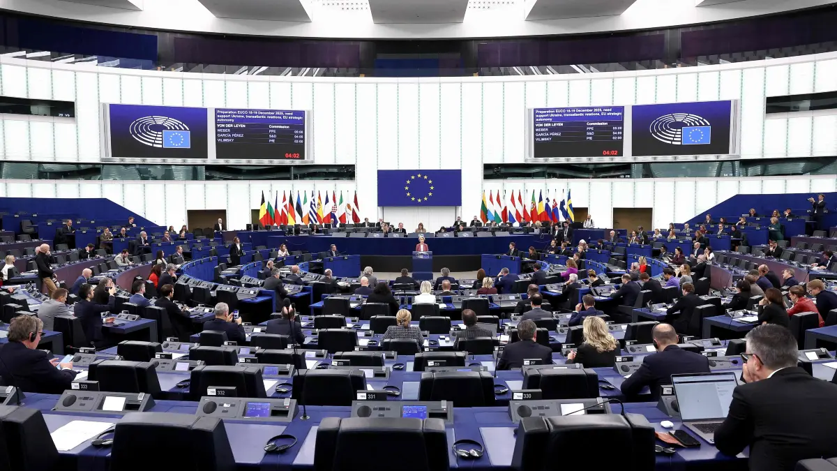 European European Commission President Ursula von der Leyen (C) speaks during a debate on the preparation of a European Council meeting, at the European Parliament in Strasbourg, eastern France, on December 17, 2025. The European Council meets on December 18 and 19, 2025, to discuss in particular the need to support Ukraine, transatlantic relations and the EU’s strategic autonomy. (Photo by FREDERICK FLORIN / AFP)