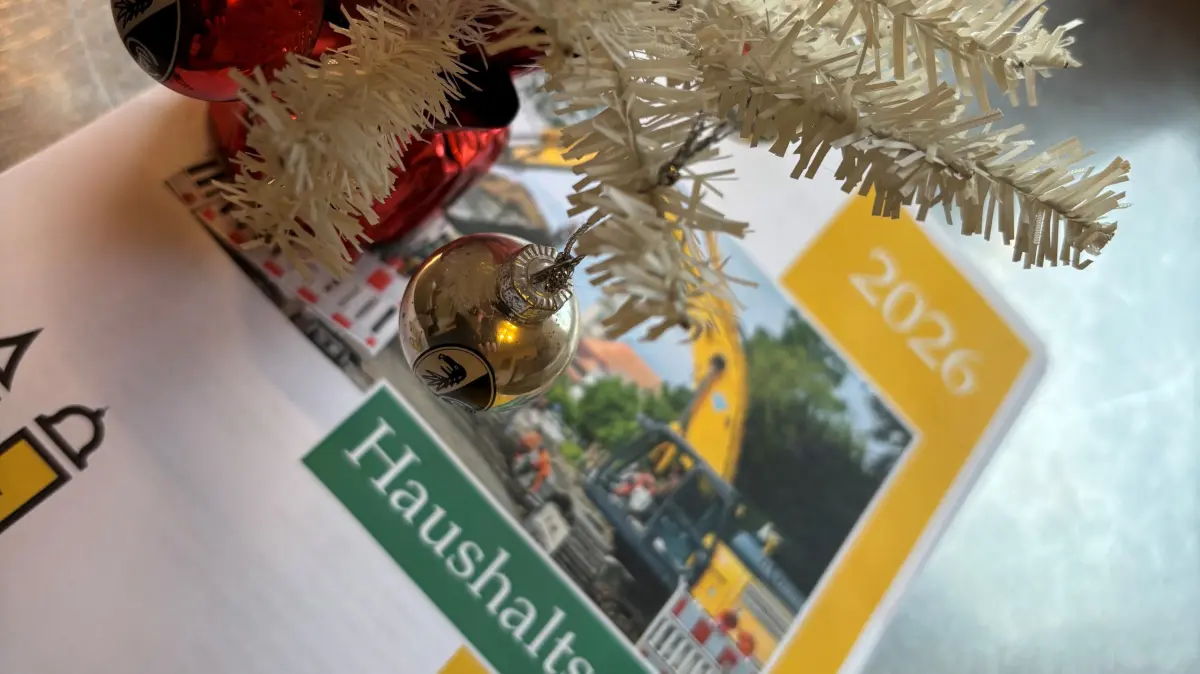 Der Entwurf des neuen Kommunalhaushalts unterm Christbaum, in diesem Fall einer Miniaturausgabe. Dieser Zeitplan hat in der Zollernstadt Tradition und wird auch dieses Jahr eingehalten. Verabschiedet werden soll das dicke Papier im März.