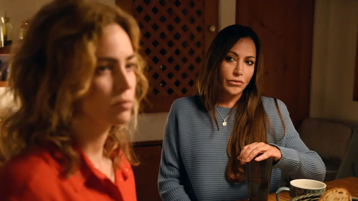 Trixie Weber (Nina Schmieder, l.) hat ein Geheimnis, von dem nur Katja Baumann (Simone Thomalla, r.) weiß.