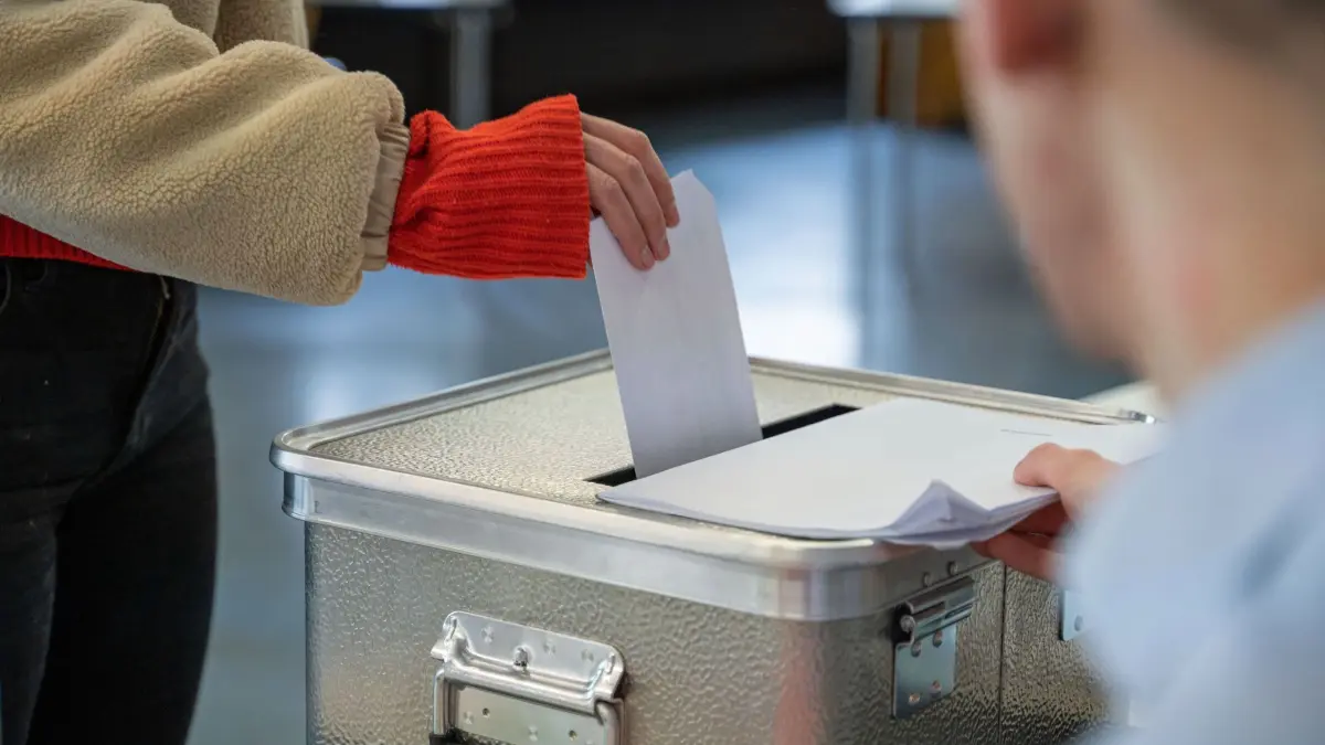 Wahlurne: ARCHIV - 23.02.2025, Baden-Württemberg, Stuttgart: Eine Frau steckt ihren Stimmzettel für die Bundestagswahl in einem Wahllokal in eine Wahlurne. (zu dpa: «NRW senkt Wahlalter für Landtagswahlen auf 16») Foto: Helena Dolderer/dpa +++ dpa-Bildfunk +++