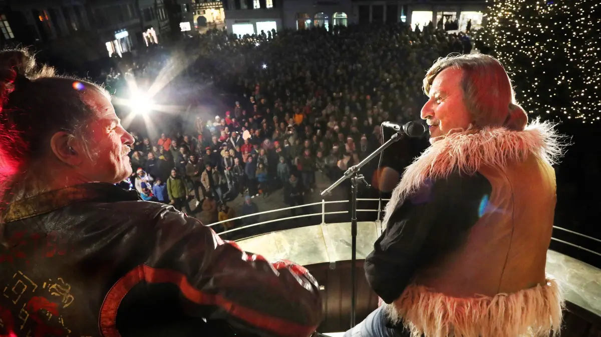 Balkonkonzert: Dieter Thomas Kuhn und Philipp Feldkeller auf dem Balkon des Tübinger Rathauses 17.12.2024
