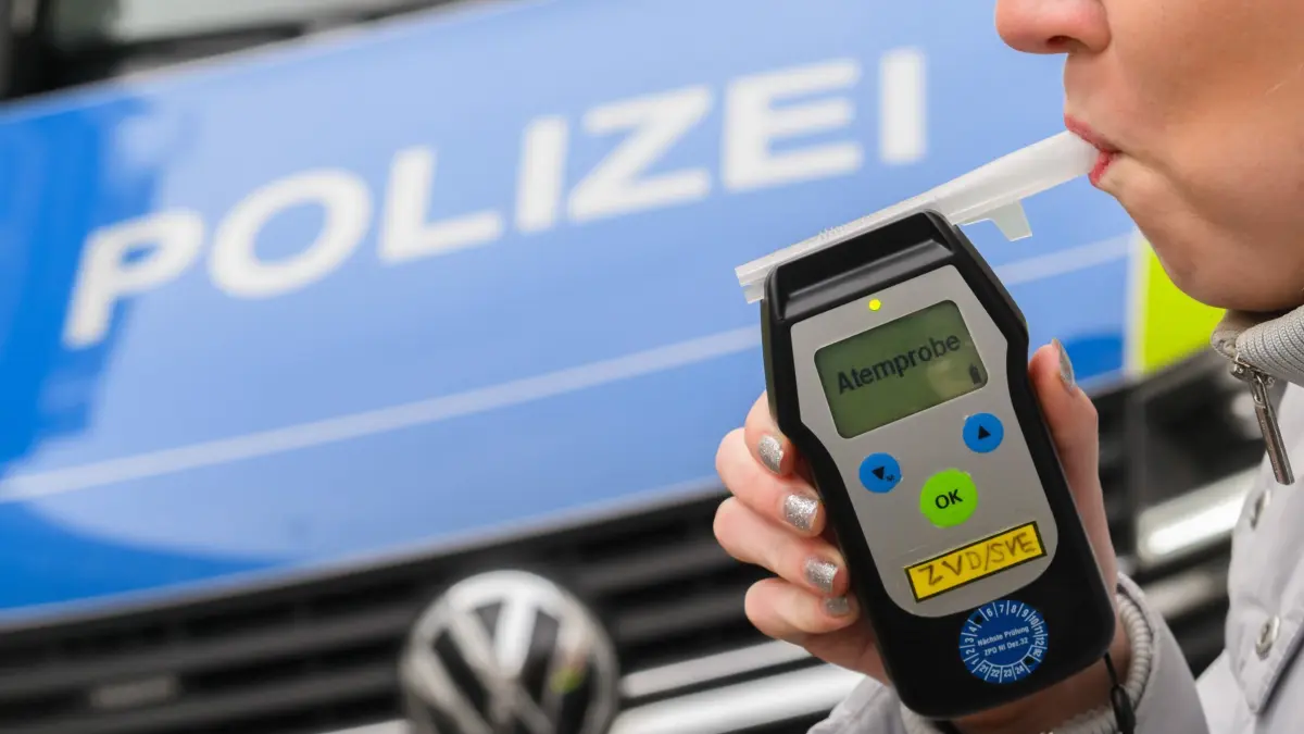 Atemalkoholtest: ARCHIV - 28.01.2025, Niedersachsen, Hannover: ILLUSTRATION - Eine Frau führt einen Alkoholtest (Atemtest) durch, mit dem sie auf ihre Fahrtüchtigkeit hin überprüft wird (gestellte Szene). (zu dpa: «Weniger Menschen müssen zur MPU») Foto: Julian Stratenschulte/dpa +++ dpa-Bildfunk +++