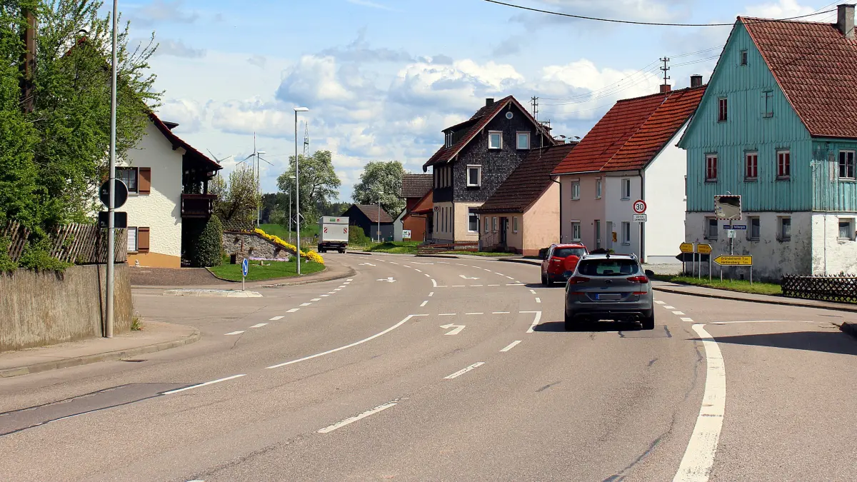 Ortsdurchfahrt Fronrot : Im Zuge der Sanierung der L 1060 in Fronrot durch das Land plant die Gemeinde, die Kanäle und Wasserleitungen in diesem Bereich zu erneuern und die Ortsmitte neu zu gestalten, um den dörflichen Charakter zu beleben. Erste Schätzungen dieser Maßnahmen, die sich bis 2025 ziehen werden, gehen von rund 1,5 Millionen Euro Kosten aus. Förderanträge hat der Kämmerer bereits gestellt