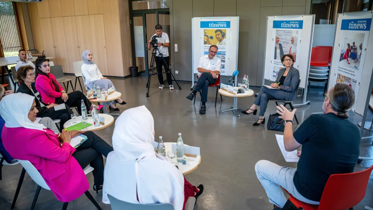 (ohne Überschrift): Vorsicht: Dieses Foto ist möglicherweise nur für den einstigen Verlag Schwäbisches Tagblatt verwendbar. Besuch von Staatssekretärin Dr. Ute Leidig MdL bei tünews INTERNATIONAL 28.08.24. Bild: Carolin Albers