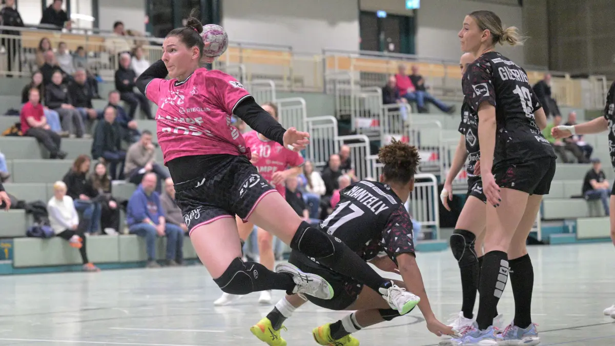 TusSies Metzingen vs. ATH Strasbourg, Handball, Testspiel, Saison 2025/2026, 17.12.2025: Svenja Huebner (TusSies Metzingen, #26) gegenMelissa Chantelly (ATH Strasbourg, #17) und Charlene Guerrier (ATH Strasbourg, #13)
TusSies Metzingen vs. ATH Strasbourg, Handball, Testspiel, Saison 2025/2026, 17.12.2025
Foto: Eibner-Pressefoto/Tobias Baur