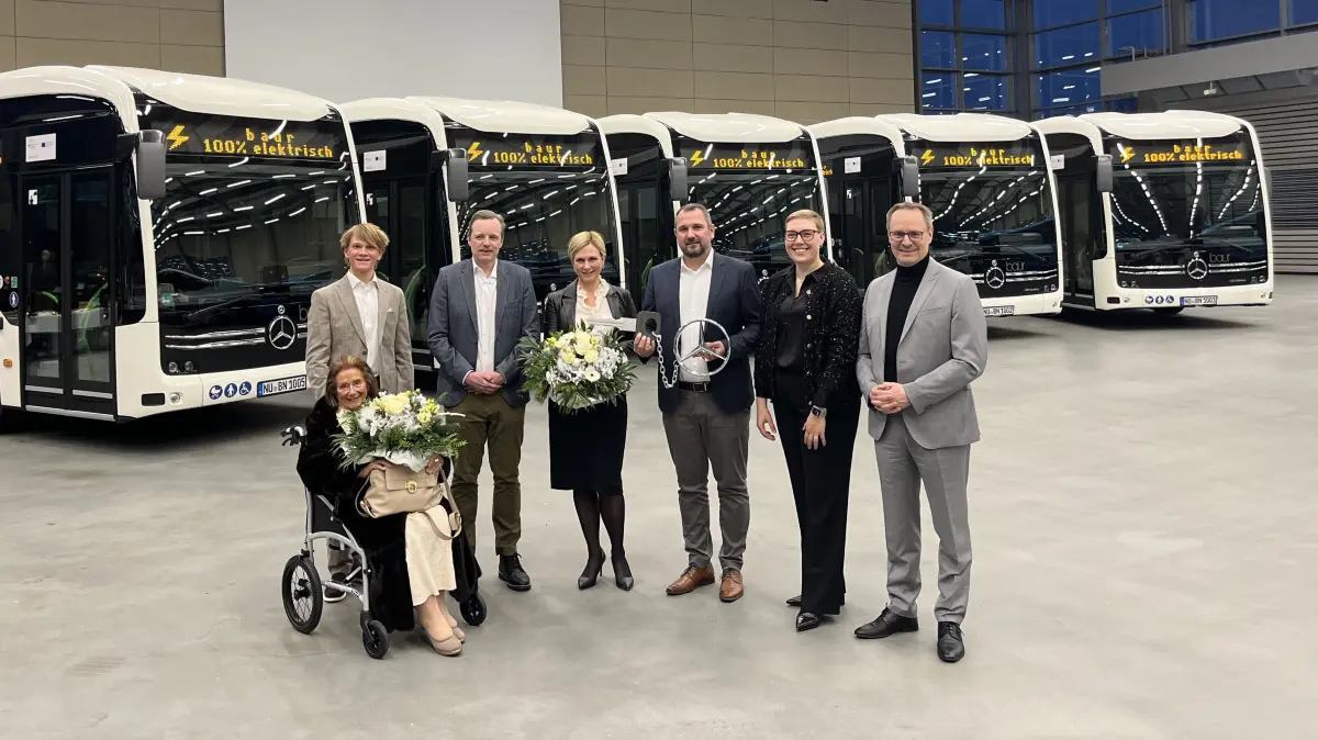 Der Moment der Übergabe: Sandra Schnarrenberger (Mitte) bekommt von Marijo Sapina einen symbolischen Schlüssel für ihre fünf neuen Busse.
