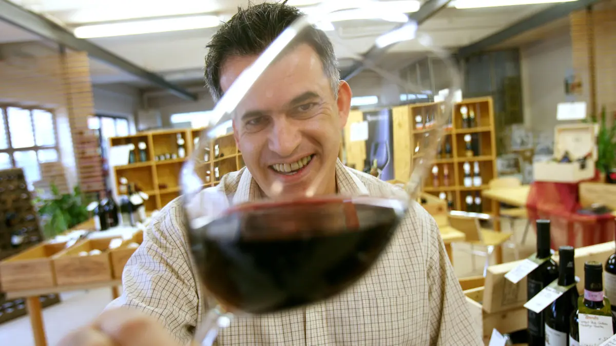 Pattas Evangelos: Dettingen Sommelier des Jahres Auszeichnung Weinkenner Pattas der durch ein Glas Wein schaut