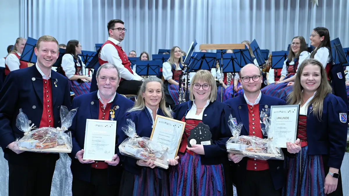 Musikerchef Tobias Kammerlander (von links) mit den Geehrten Rupert Braig, Alexandra Smrdel, Lena Ströbele und Andreas Braig.