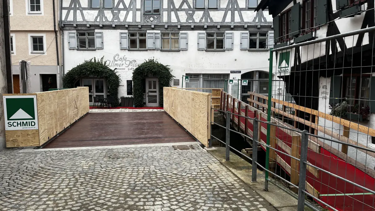 Brücke Schiefes Haus über kleine Blau