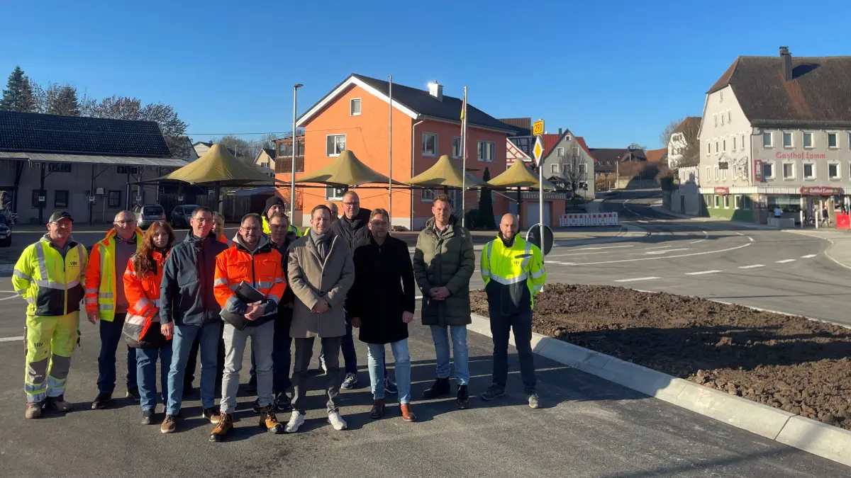 Vertreter von Gemeindeverwaltung, Baufirma Hähnlein und Planungsbüro KP Engineering trafen sich am Mittwoch zur Straßenöffnung.
