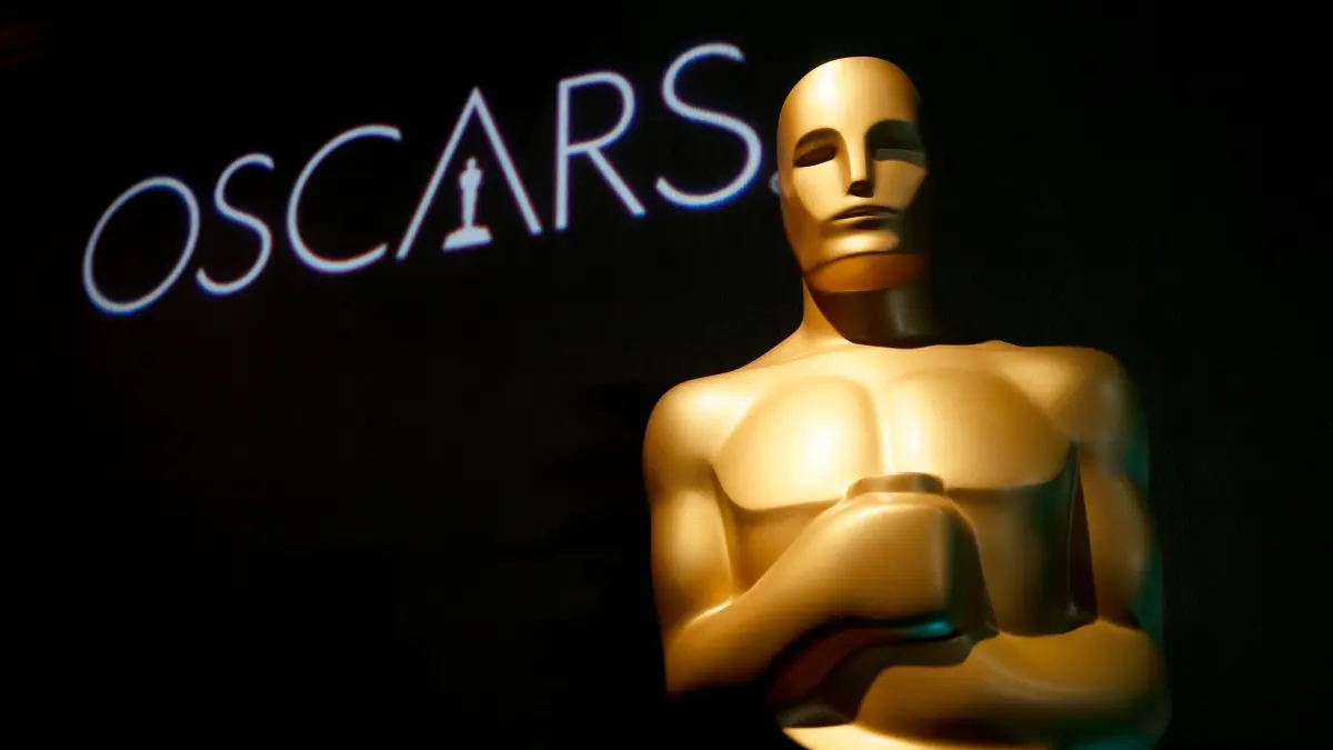 Oscars 2023: ARCHIV - 04.02.2019, USA, Beverly Hills: Eine Oscar-Statue steht beim 91. Oscar-Nominierten-Lunch vor dem Schriftzug. Hollywood im Fernsehen: ProSieben überträgt in einer Woche wieder die Verleihung der Academy Awards live aus Los Angeles und hat dieses Jahr etwas zu feiern. Denn es ist das 25. Mal, dass der deutsche Sender vom Roten Teppich vor dem Dolby Theatre sendet. Moderieren wird erneut Steven Gätjen - zum 21. Mal. (zu dpa: «Oscar-Show wechselt 2029 zur Video-Plattform Youtube») Foto: Danny Moloshok/Invision/AP/dpa +++ dpa-Bildfunk +++