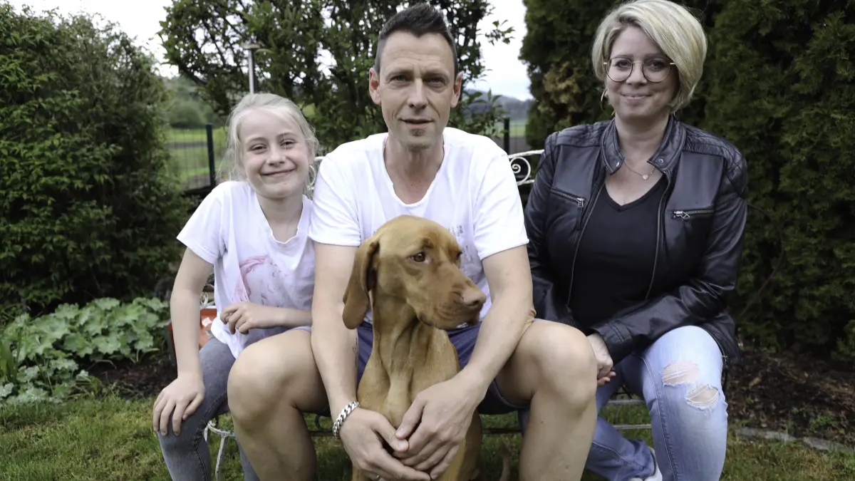 In Rangendingen wird die Hundesteuer ab dem kommenden Jahr deutlich angehoben. Davon betroffen ist auch die Familie Planche mit ihrem Rüden „Baggio“, der 2023 mit viel Glück einen Giftköderanschlag überlebte.