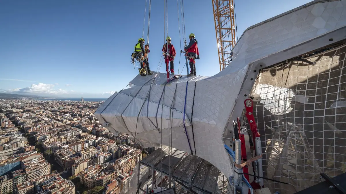 Auf der Spitze der Sagrada Familia in Barcelona haben Monteure aus Gundelfingen das erste Teil des begehbaren Glaskreuzes angebracht.